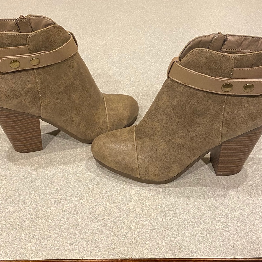 Breckelles Tan Ankle Boots